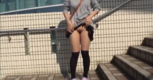 【野外露出動画レビュー】お外でソフトな無修正！ショートヘア美少女がノーパンでパイパンオマ〇コお披露目露出！
